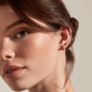 Stacked Lobe piercing oreja tendencia en primer plano