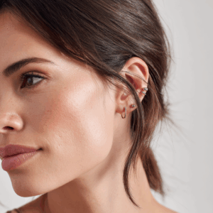 Piercing de oreja tendencia Stacked Lobe con tres studs minimalistas