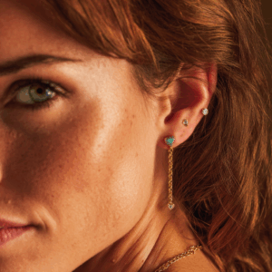 Triple lóbulo piercing oreja tendencia con aros plateados