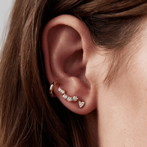 Combinación de dos piercings de oreja tendencia